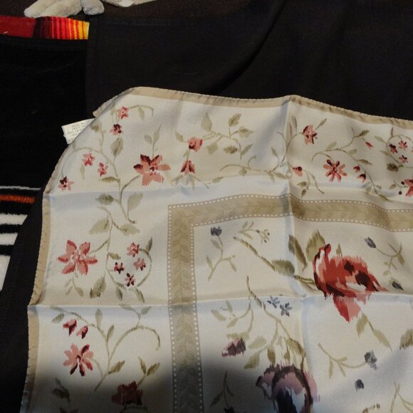 100% Silk Laura Ashley scarf 1970's vintage excellent condition 34 x 34 Italy - Picture 4 of 9